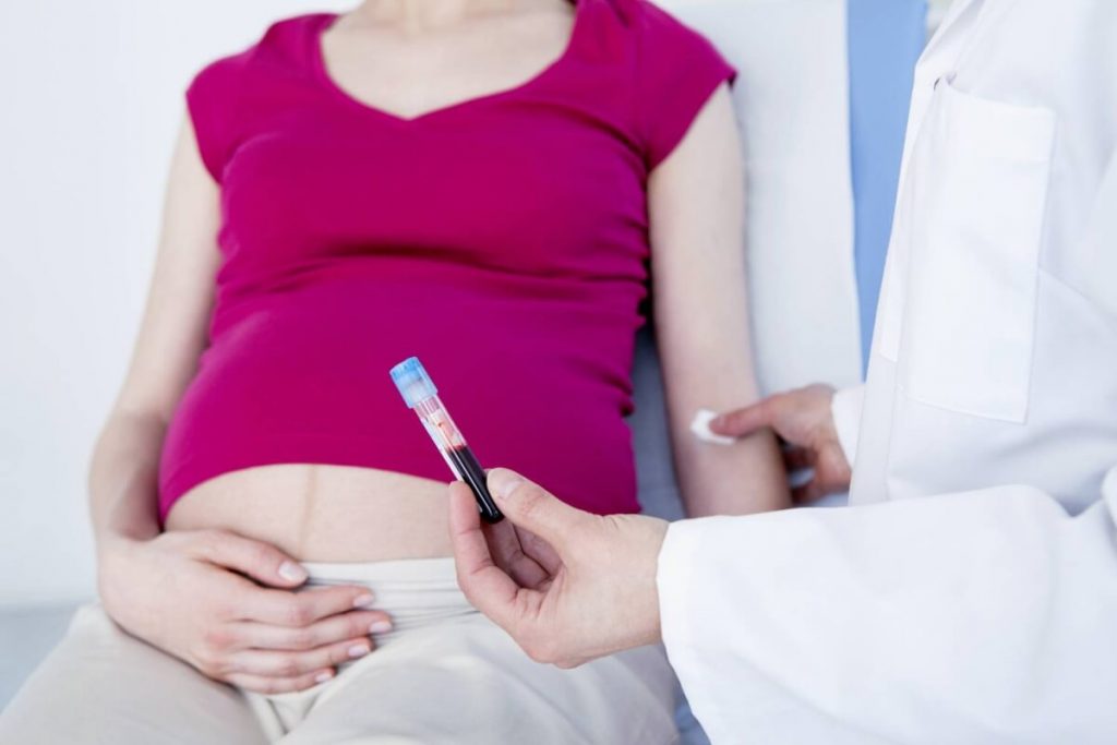 Análisis de sangre para detección de anomalías genéticas en los cromosomas del bebé durante el embarazo.