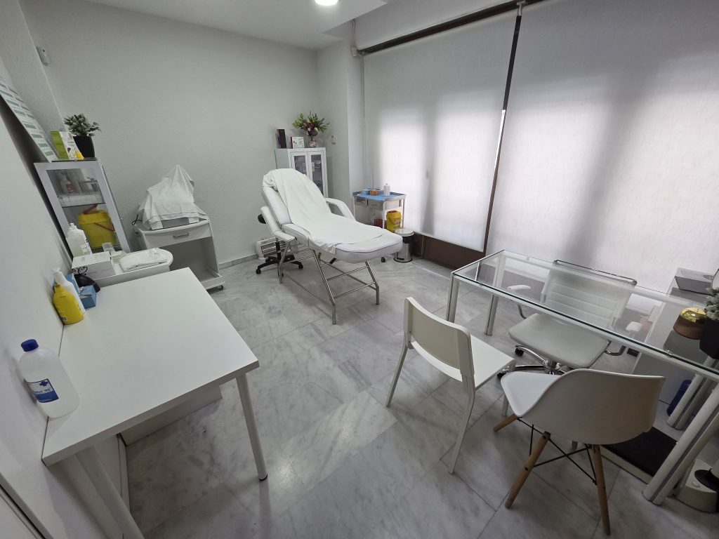 Alquiler de consultorio médico en Valencia. Disponible por horas. Clínica Magnasalud, consulta 1.
