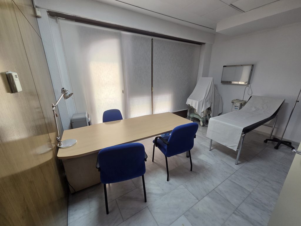 Alquiler de consultorio médico en Valencia. Disponible por horas. Clínica Magnasalud, consulta 3.