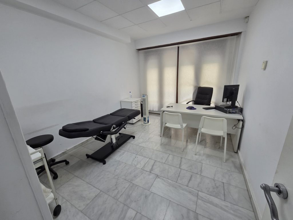 Alquiler de consultorio médico en Valencia. Disponible por horas. Clínica Magnasalud, consulta 4.
